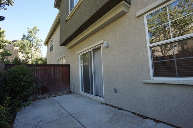 Building Photo - Beautiful 3 Bedroom Condo in Rancho!