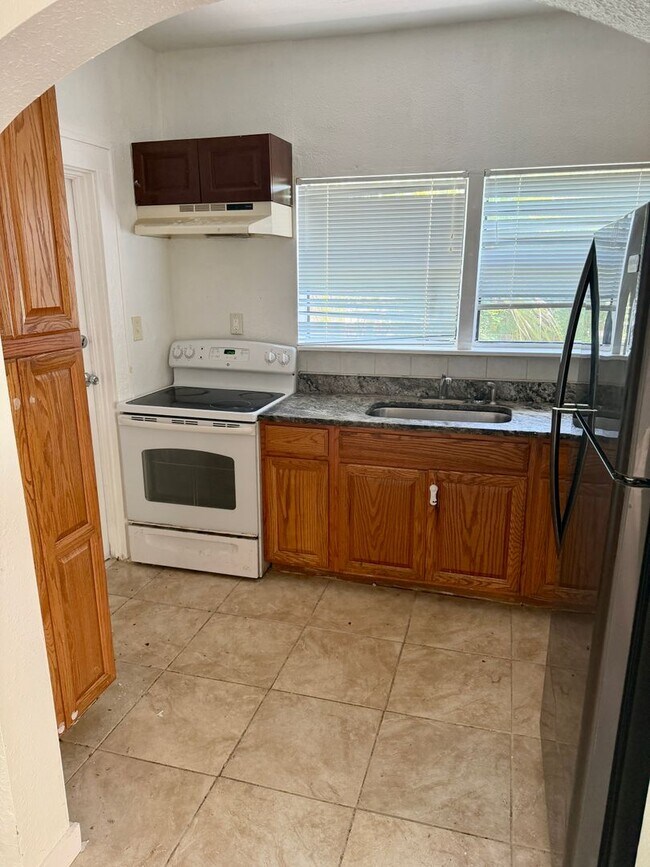 Building Photo - 3/1 Located in South St. Pete!