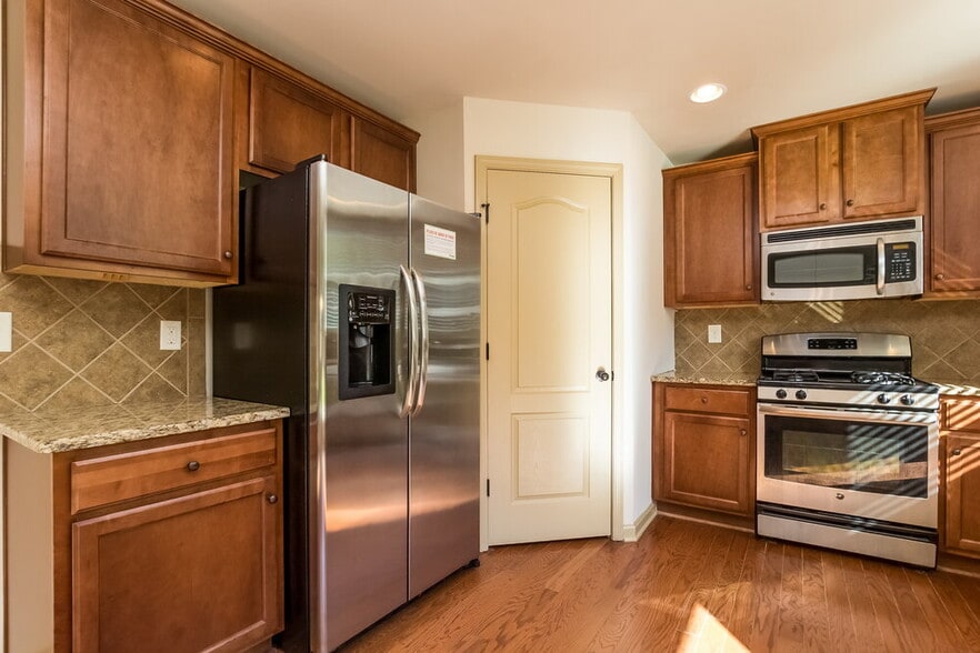Building Photo - 3336 Montauk Hill Dr