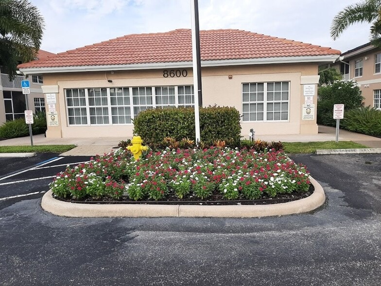 Building Photo - Ground Floor  2/2 Condo off Six Mile Cypress