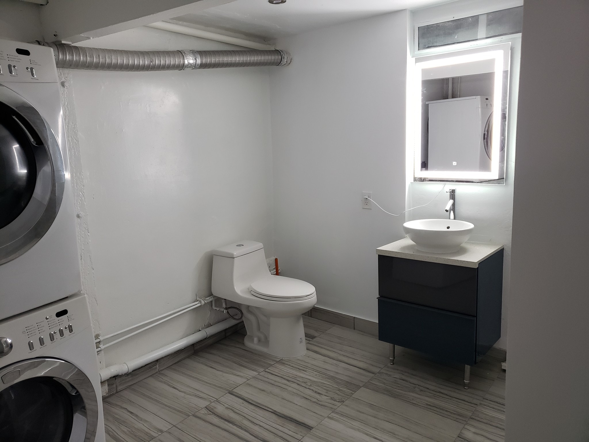 2 bedroom unit bathroom - 2719 Michigan Ave
