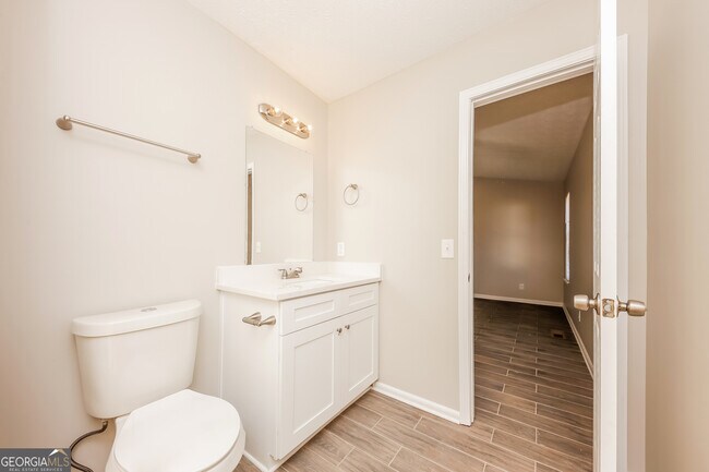 Building Photo - 32 Emerald Pines Ln