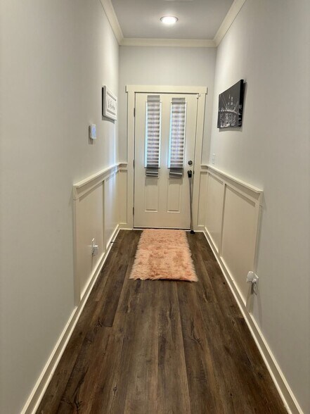 Building Photo - 659 The Heights Ln