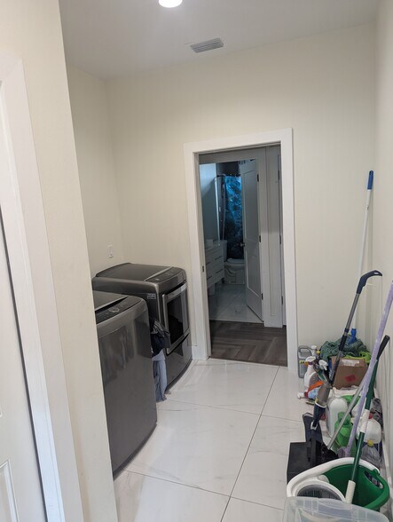 Building Photo - 8217 N Brooks St