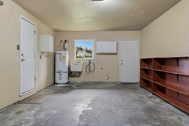 Building Photo - Move in Ready! 3 bedroom 1 bath, North Thurston School District.