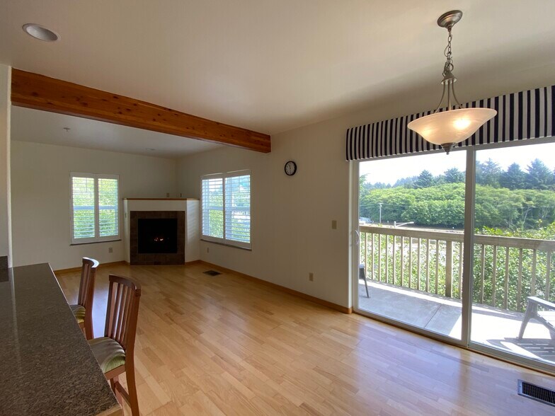 Dining / Living Room - 425 SE Shell Ave