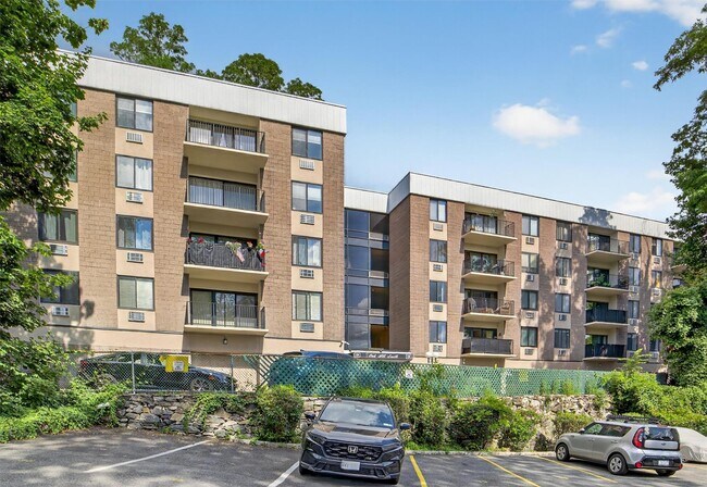 Building Photo - 130 Colonial Pkwy