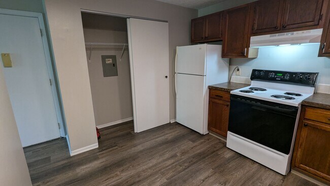 Building Photo - 819 Kerns Dr NE