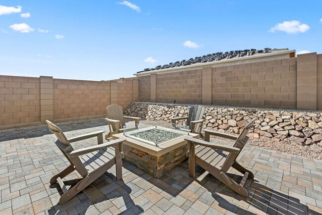 Building Photo - Newer Single Story 5 Bedroom 3 Bath Home in Vail