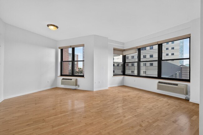 Building Photo - 102 Christopher Columbus Dr