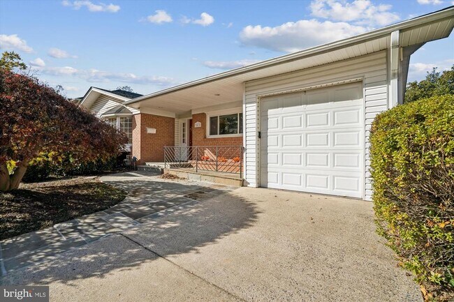 Building Photo - 5813 Midhill St