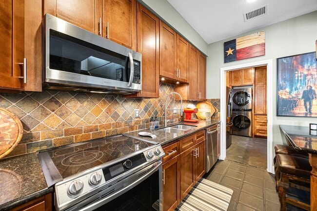 Building Photo - 202 E 7th St