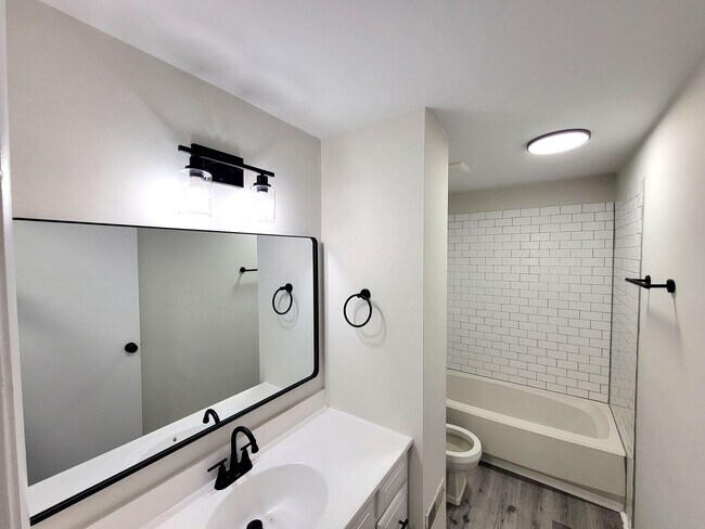 Building Photo - 4 Bedrooms in East Charlotte, Split Level ...