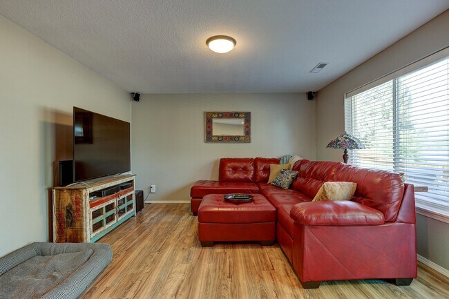 Building Photo - 1086 NE Locksley Dr