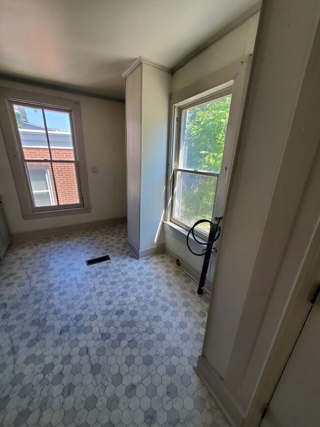 Building Photo - 306 Holbrook St