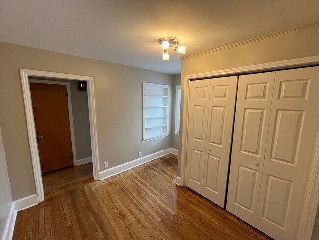 Building Photo - Charming 3-Bedroom 2-Bath with Beautiful Hardwood Floors