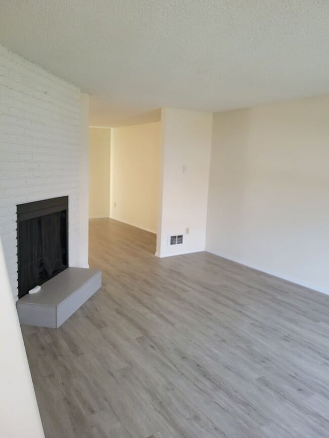 Building Photo - 5208 Seahurst Ave