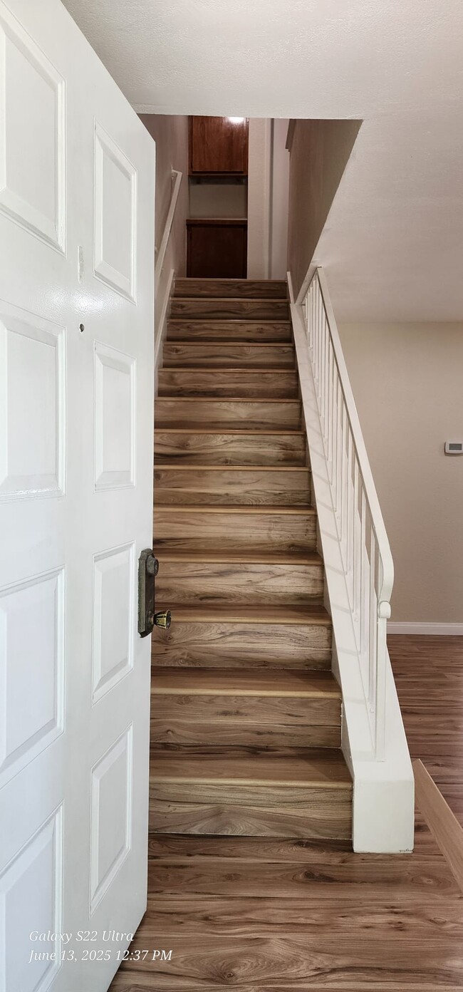 Stairs with matching flooring - 34752 Hemet Common