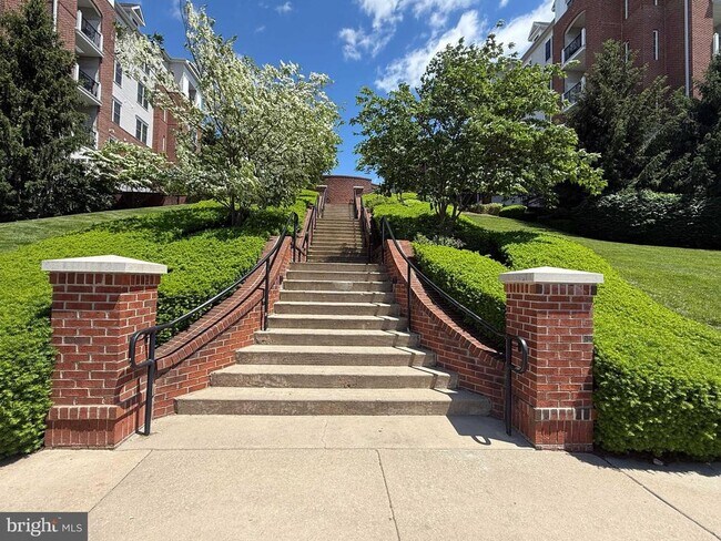 Building Photo - 350 W Elm St