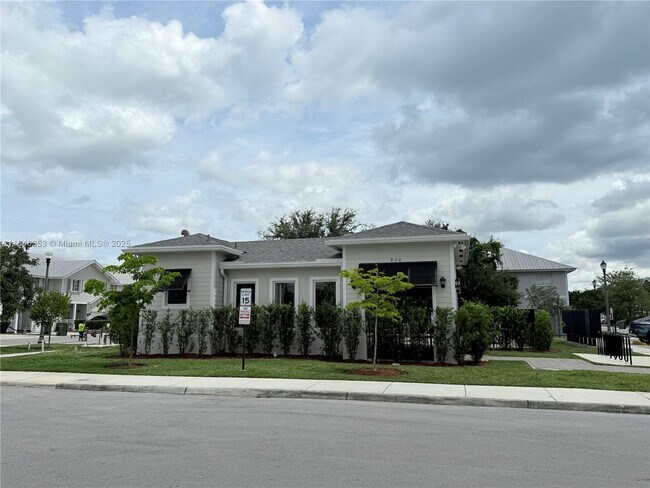 Building Photo - 1743 SE 9th Terrace