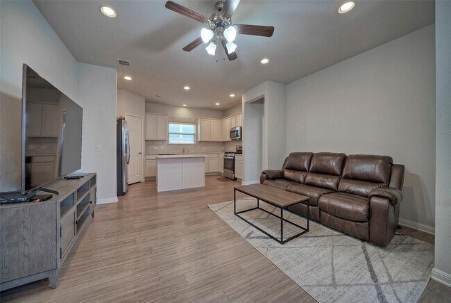 Building Photo - 913 Fortrose Ter