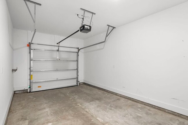 Building Photo - 219 Skylah Ln