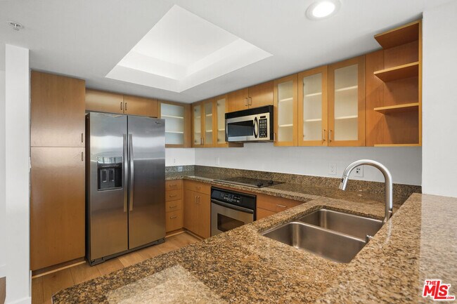 Building Photo - 13700 Marina Pointe Dr