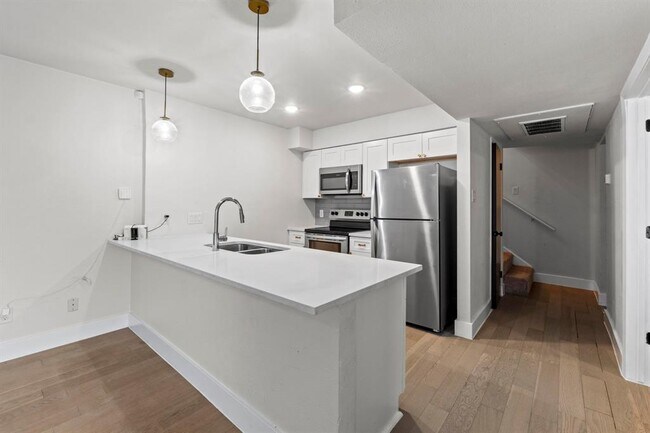 Building Photo - 909 Reinli St