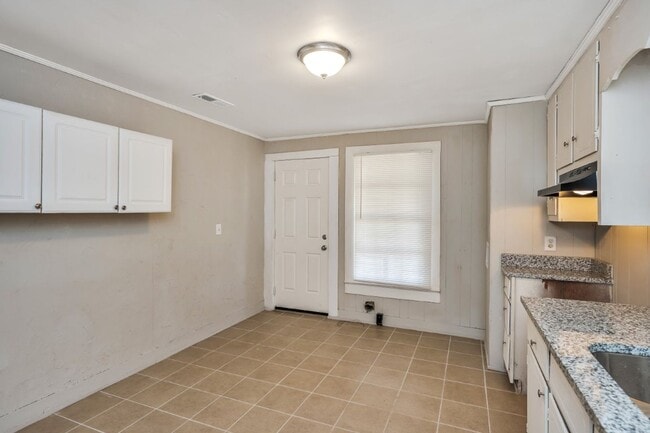 Building Photo - Spacious 4-Bedroom Beauty in Sylacauga – Huge Deck, Carport & Tons of Charm!