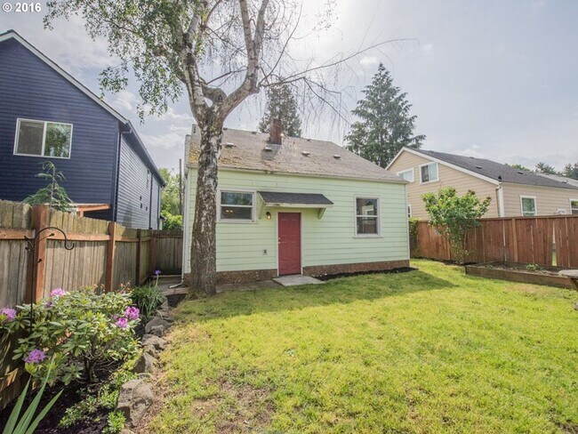 Building Photo - Amazing Well Kept Secret! 4bed 1.5bath Bungalow!