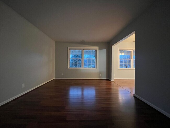 Building Photo - Check out this spacious 2 Bed/1.5 Bath