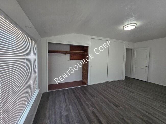 Building Photo - 671 Flora St