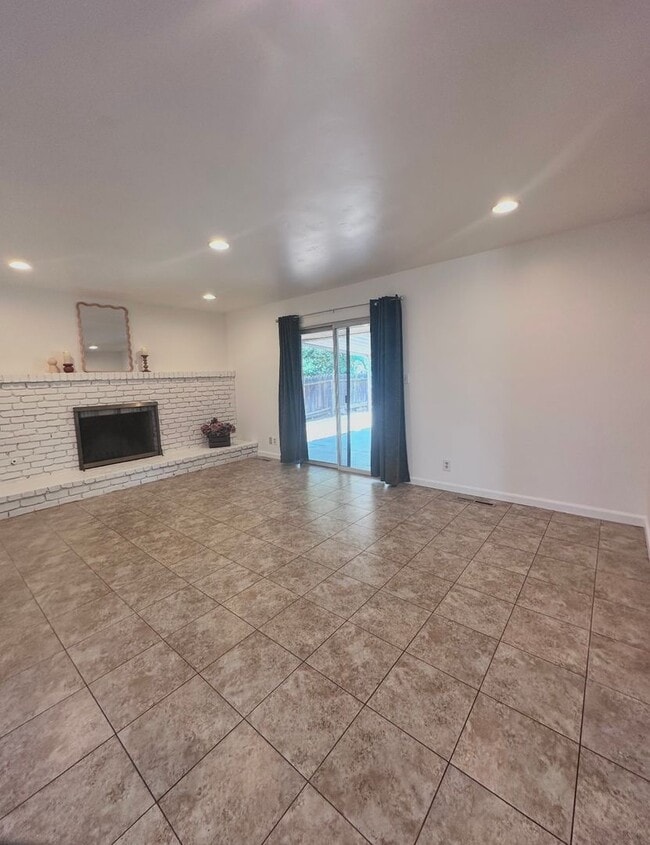 Building Photo - Spacious 3 Bedroom Fresno Home