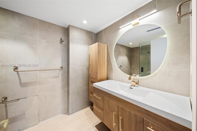 Building Photo - 5255 Collins Ave