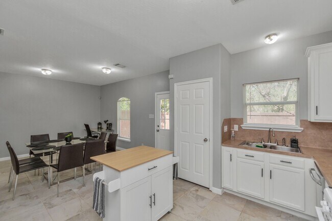 Building Photo - 5822 Santa Bernadetta