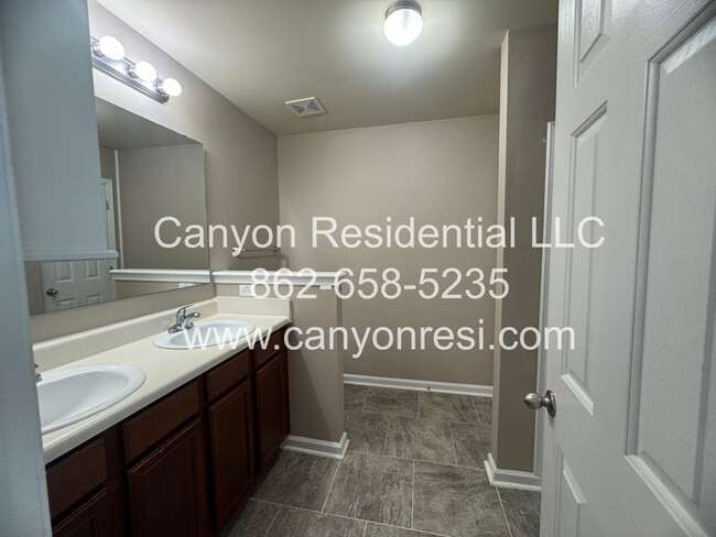Building Photo - 567 Broad Dr