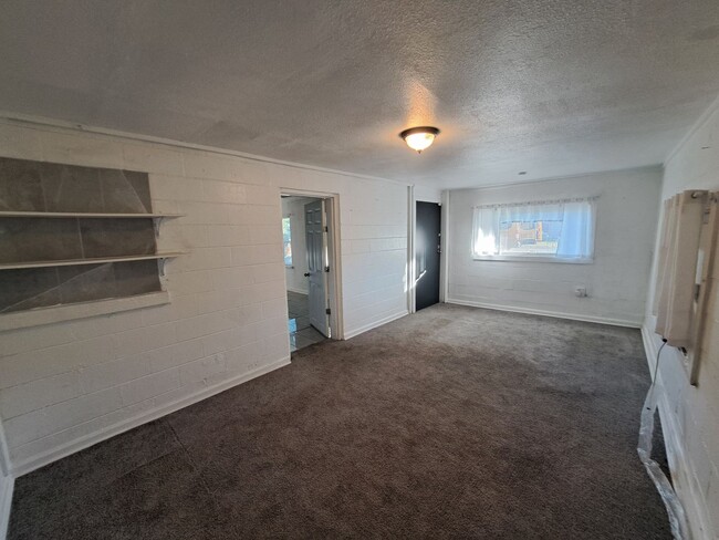 Building Photo - Recently Renovated 3BR/1BA Home!