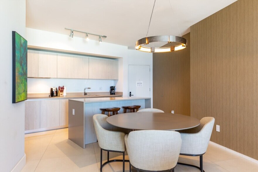 Building Photo - 4011 S Ocean Dr