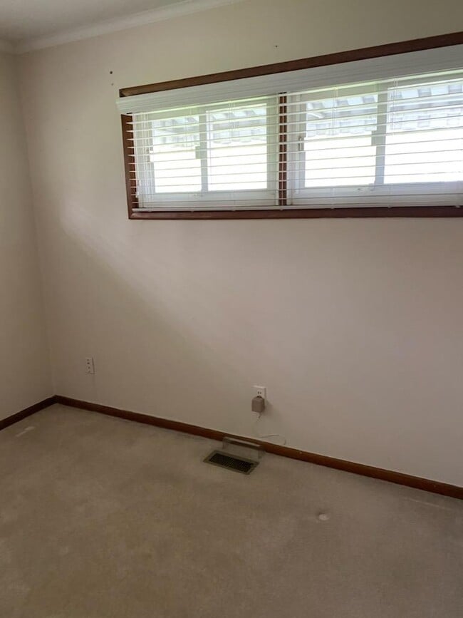 Building Photo - 5213 Evelyn Dr NW