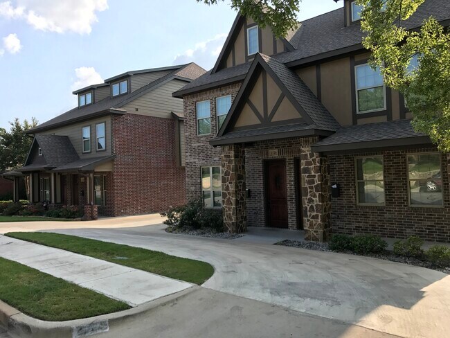 Primary Photo - 2724 Forest Park Blvd