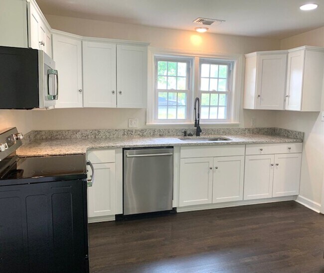 Building Photo - 4 Bedroom, 3 Bath Home w/  1 Car Garage