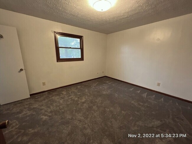 Building Photo - Large Whitehall Ranch Home