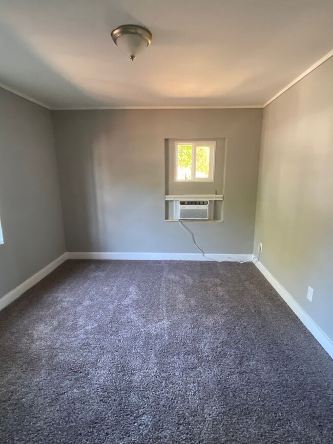 Building Photo - 2 bedroom 1 bath house