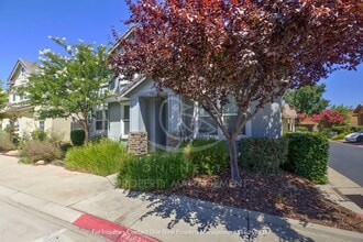 Building Photo - Lincoln Crossing; 4 bedroom in Gated commu...