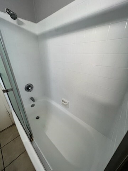 Building Photo - 1336 N Kenmore Ave