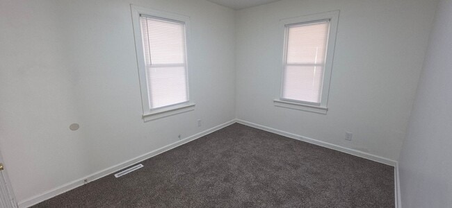 Building Photo - 3 Bedrooms! 2 Baths! Beautifully Updated! $1195