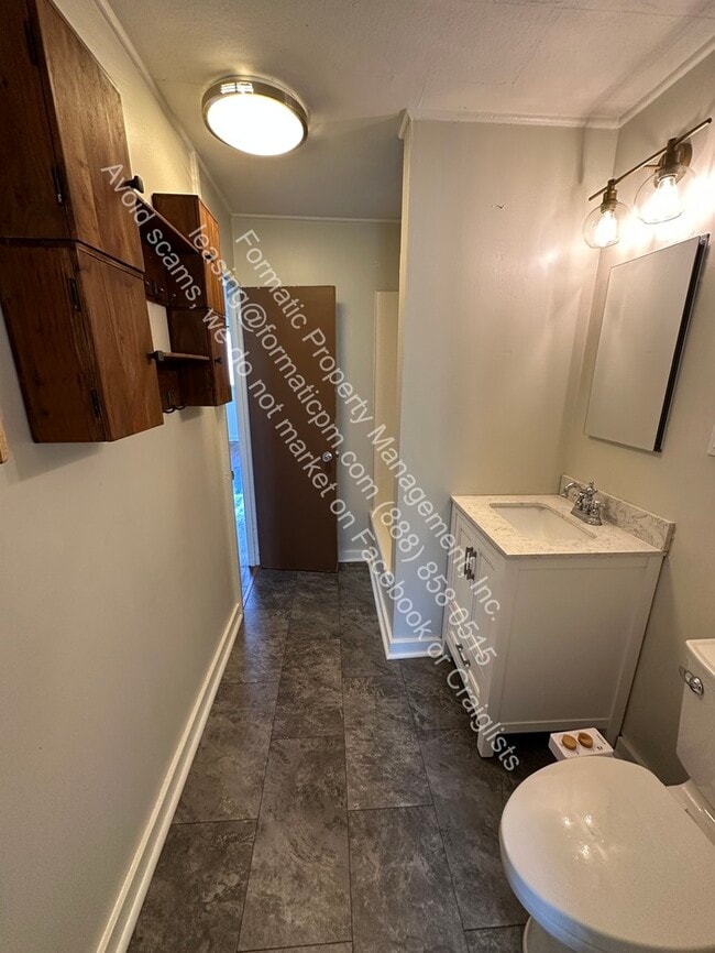 Building Photo - Charming 3-Bedroom Pet-Friendly Home with ...