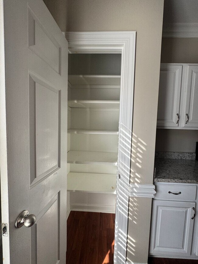 Building Photo - Spacious and inviting 3-bedroom