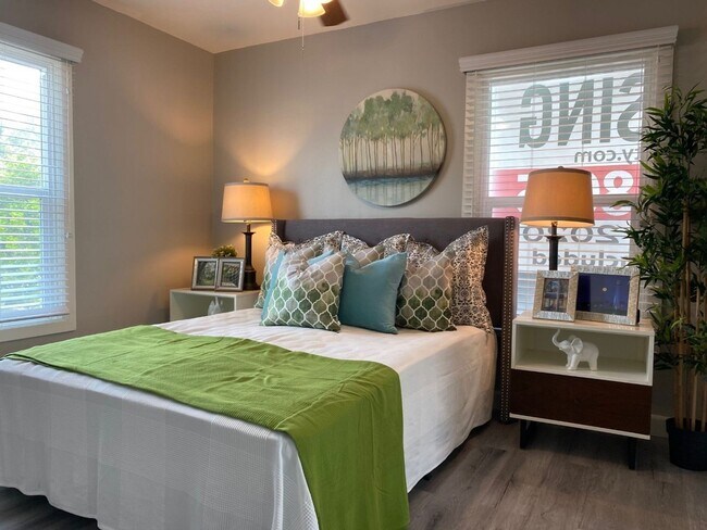 Building Photo - Fully Renovated 1 bedroom Apartment! 1/2 o...