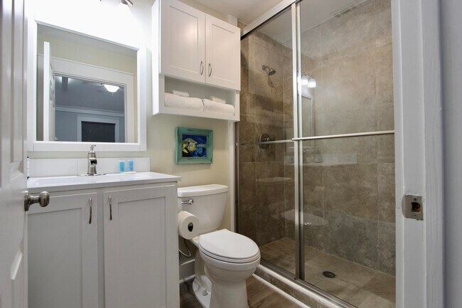 Building Photo - 8 Sally Ln